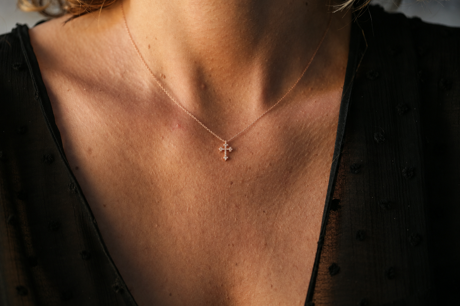 Kioja — Collier Petite Croix Baroque Diamants – Image 2