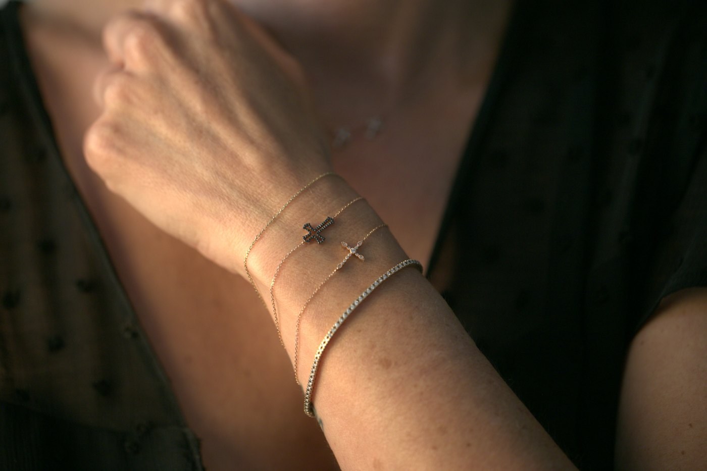 Bracelets croix portés en superposition au poignet