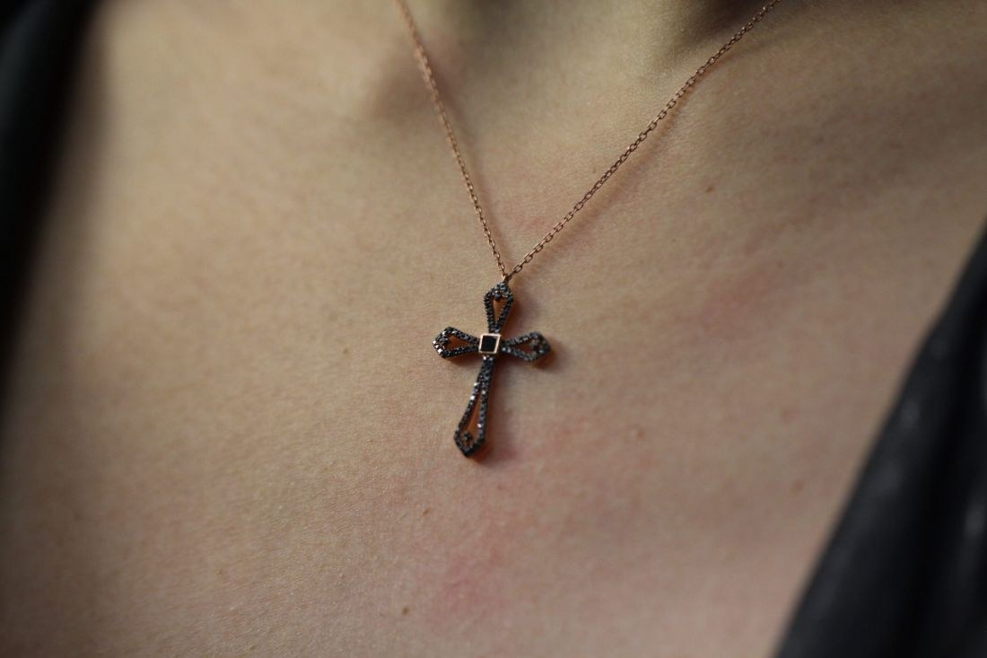 Collier croix Catarina porté