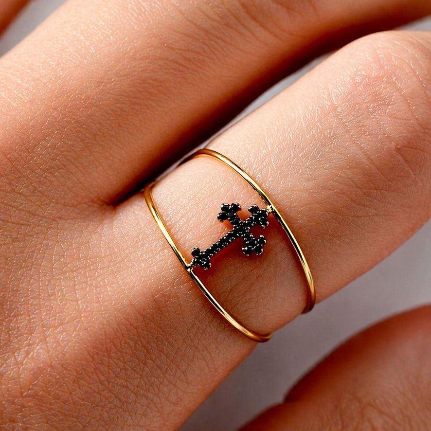 Bague petite croix baroque Kioja portée