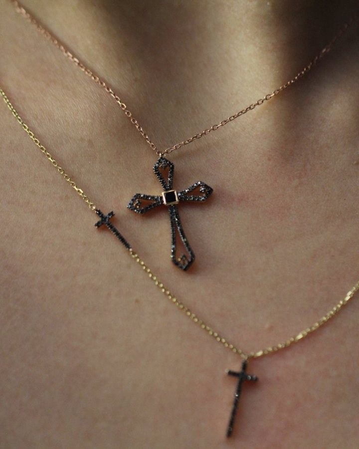Croix à diamants noirs portées en superposition