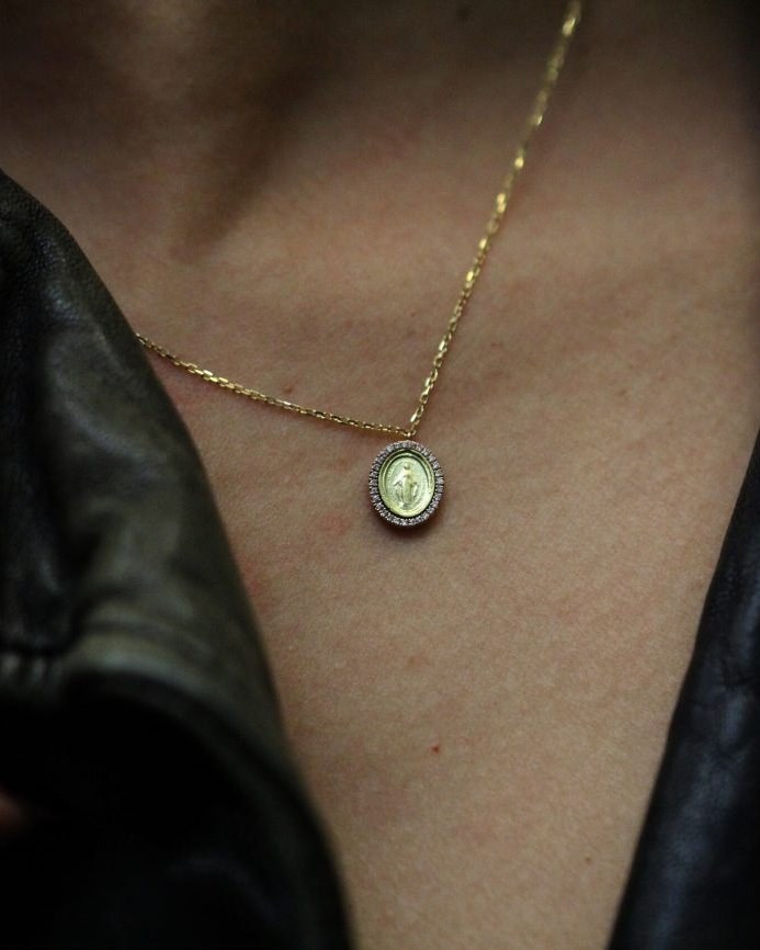 Médaillon Madonne Eva porté sous un blouson de cuir