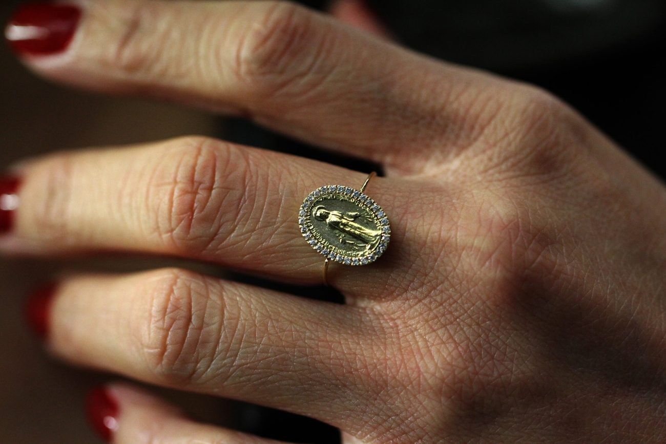 Bague Miracle médaillon Madonne portée, ongles rouges