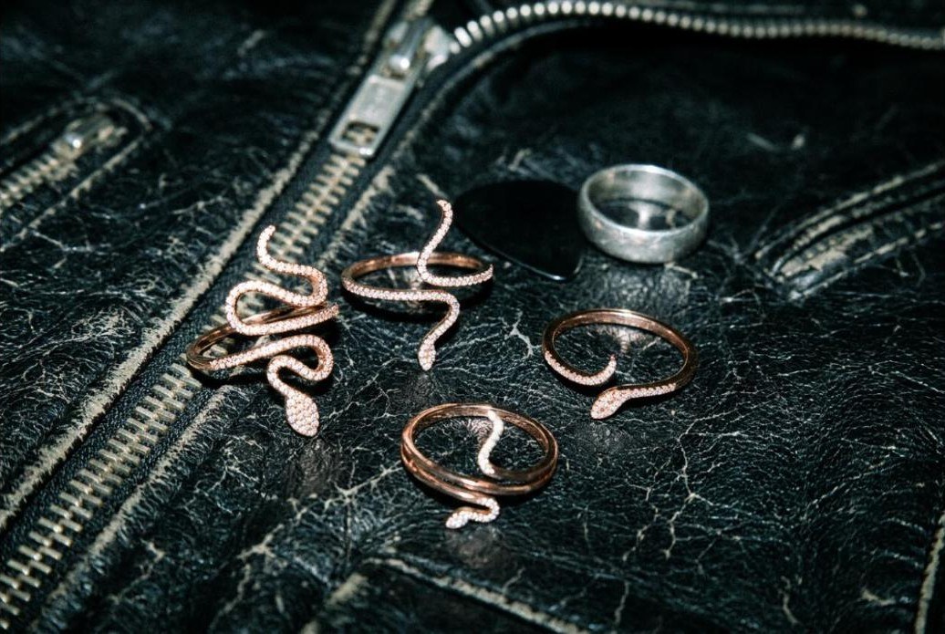 Les quatre bagues serpent posées sur du cuir