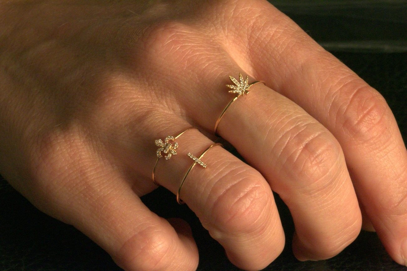 Bague Lisy fleur de lys portée avec d&rsquo;autres bagues fines