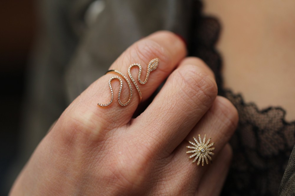 Bague Blacksun soleil portée avec une bague serpent