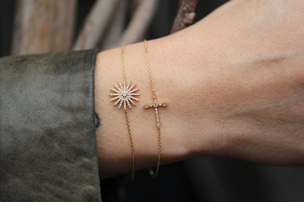 Bracelet Blacksun soleil porté avec un bracelet croix