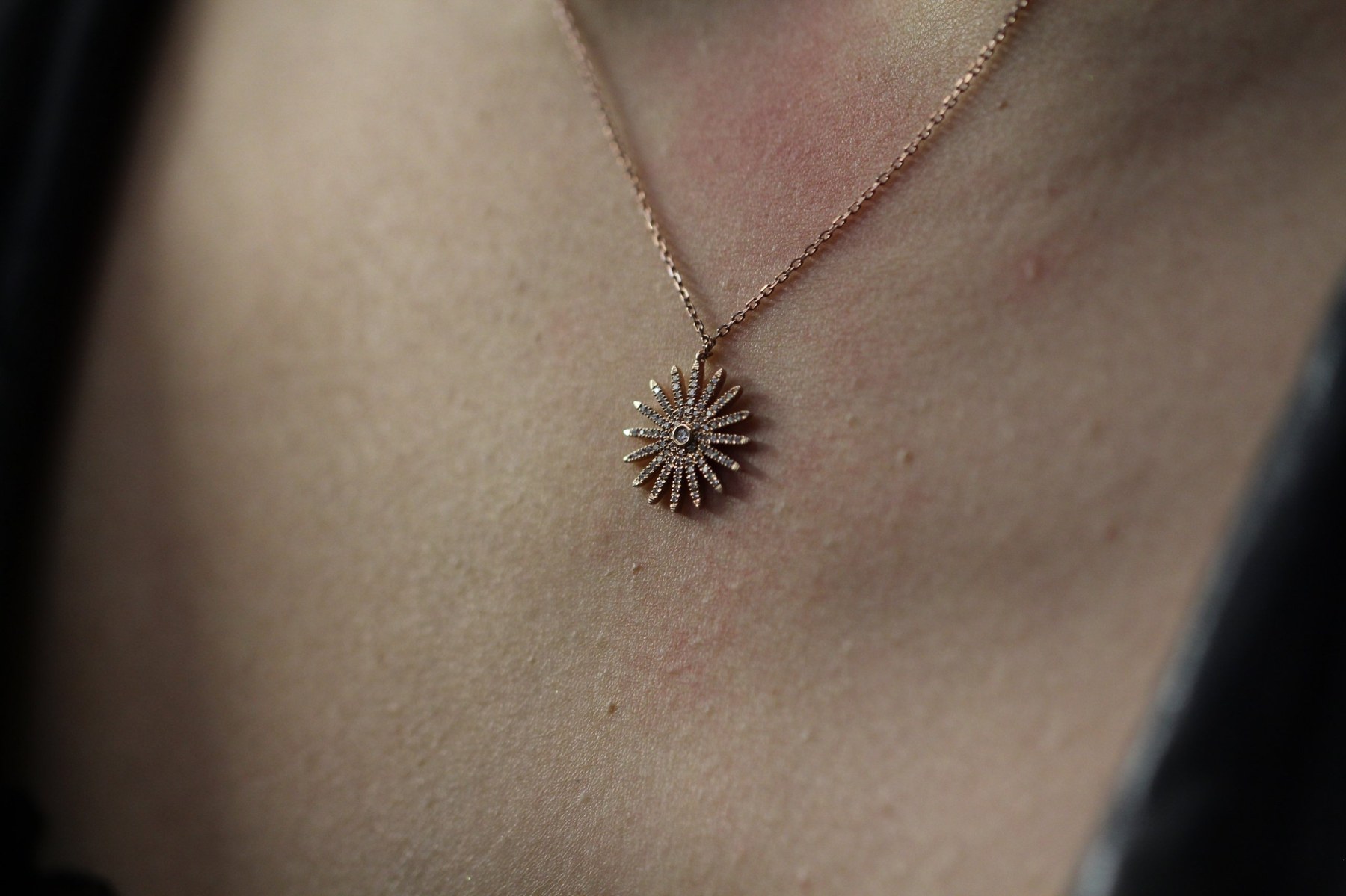 Collier Blacksun soleil en or et diamants, porté