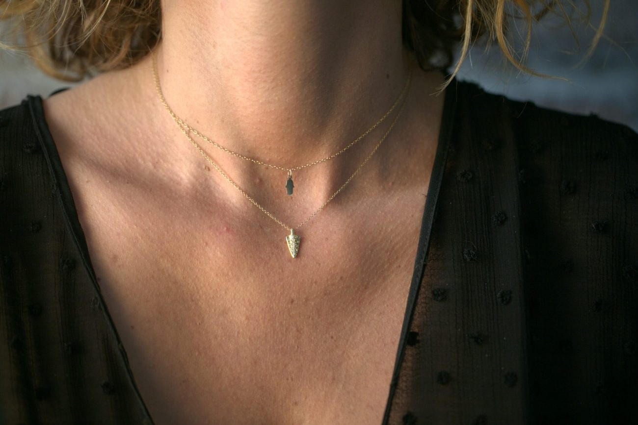 Collier Grace porté, haut noir transparent